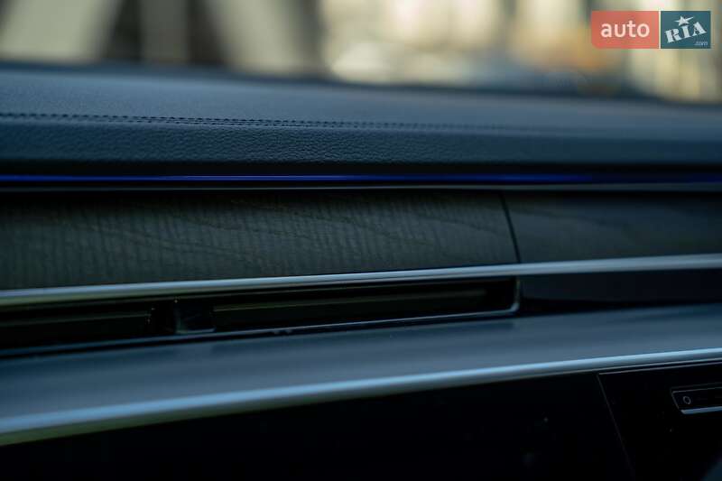 Седан Audi A8 2021 в Черновцах