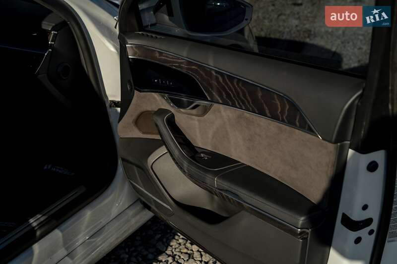 Седан Audi A8 2021 в Черновцах