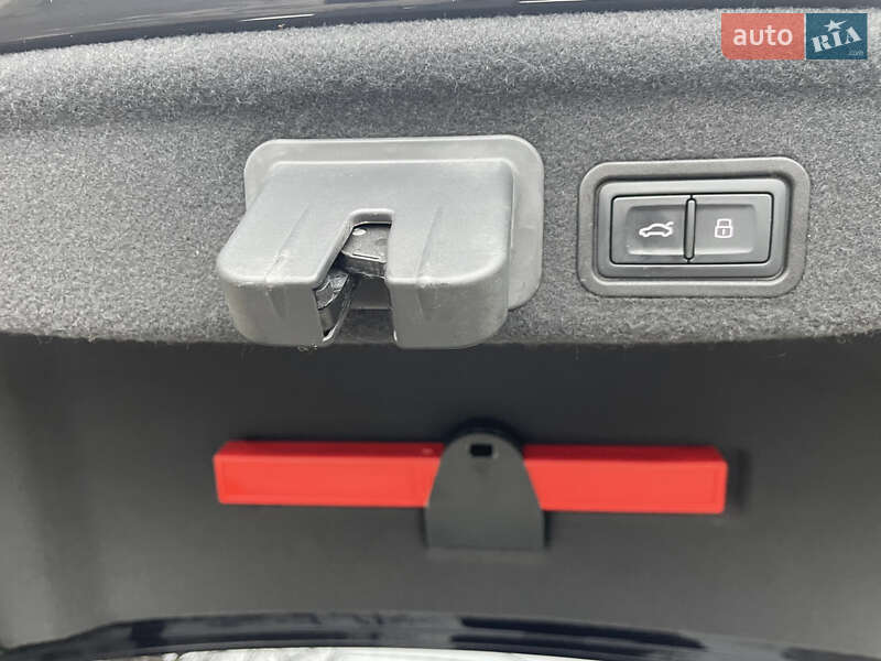 Седан Audi A8 2015 в Днепре