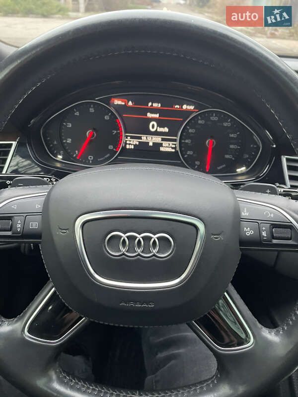 Седан Audi A8 2015 в Днепре
