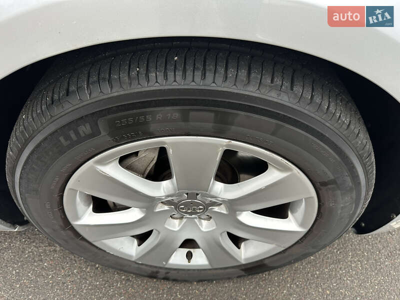 Седан Audi A8 2012 в Киеве