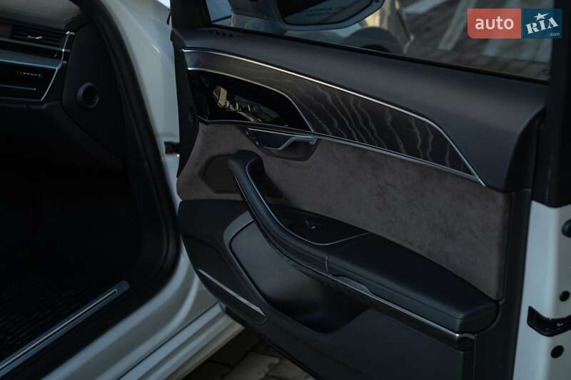 Седан Audi A8 2021 в Черновцах