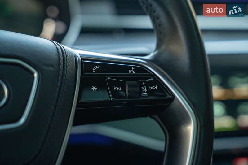 Седан Audi A8 2021 в Чернівцях