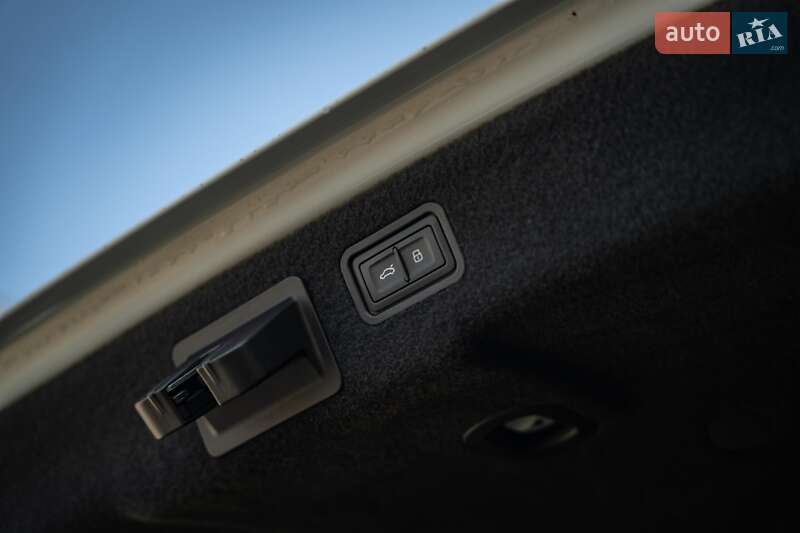 Седан Audi A8 2021 в Черновцах