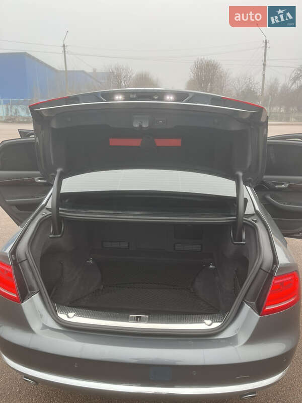 Седан Audi A8 2014 в Коростене