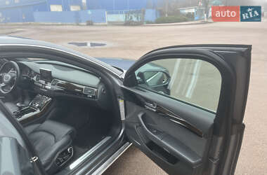 Седан Audi A8 2014 в Коростене