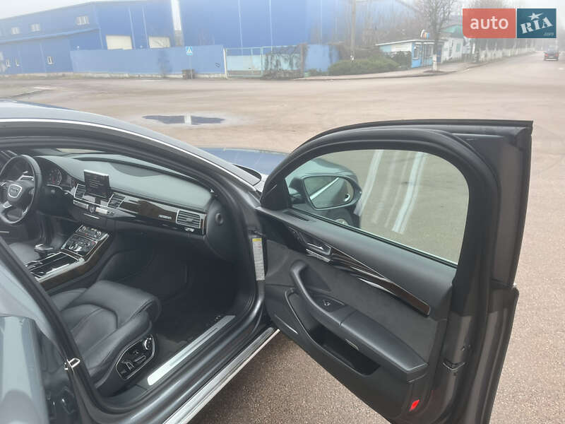 Седан Audi A8 2014 в Коростене