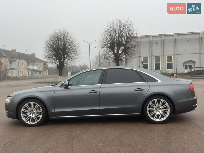 Седан Audi A8 2014 в Коростене