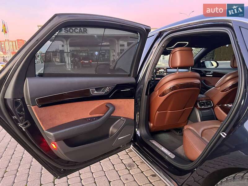 Седан Audi A8 2016 в Львові