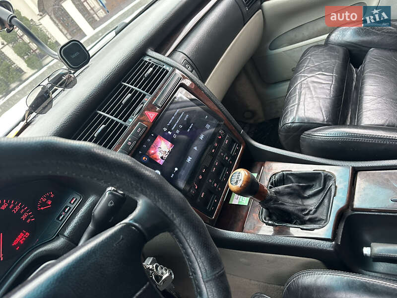 Седан Audi A8 1997 в Тячеве