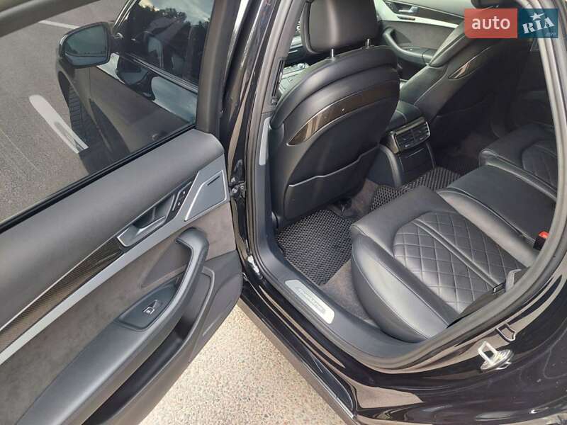 Седан Audi A8 2015 в Буске