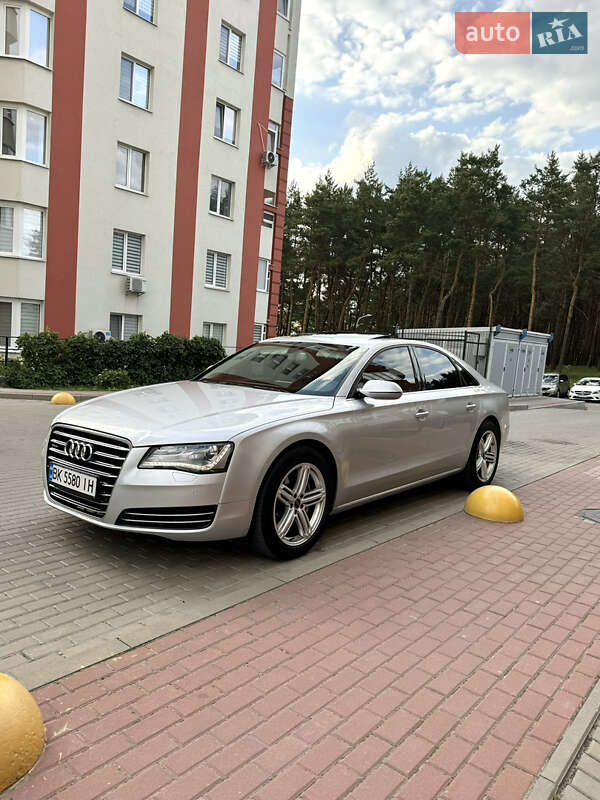 Седан Audi A8 2012 в Вараше