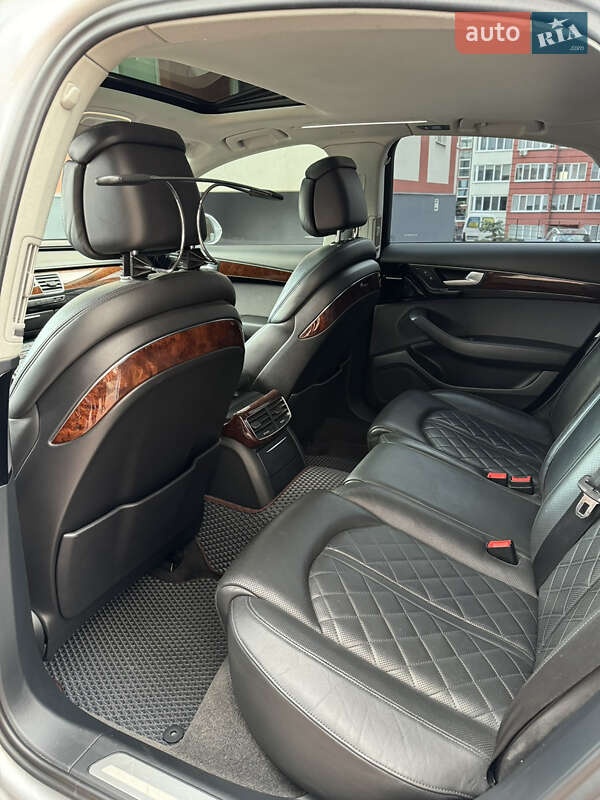 Седан Audi A8 2012 в Вараше