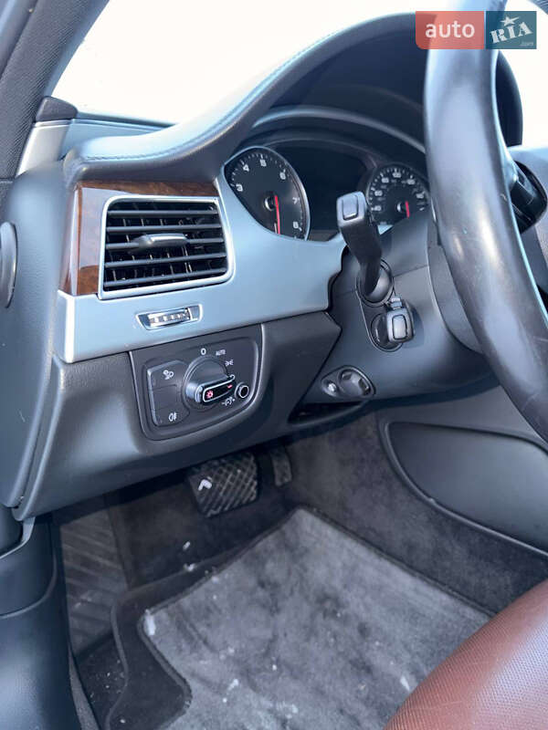 Седан Audi A8 2013 в Луцке
