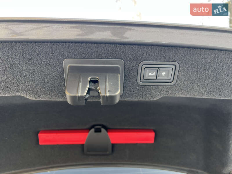 Седан Audi A8 2019 в Львове