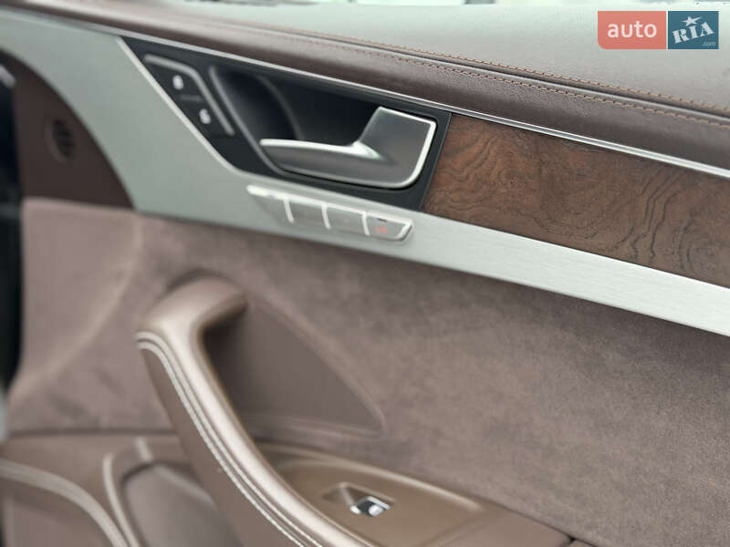 Седан Audi A8 2012 в Киеве