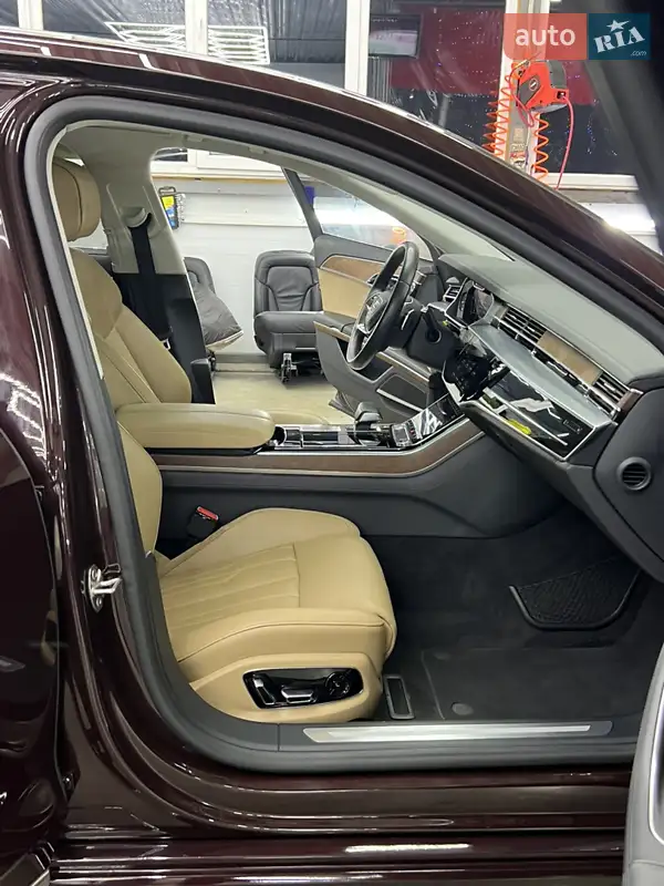 Audi A8 2018 VIN WAU8DAF82KN009487 фото оголошення 32 з 107