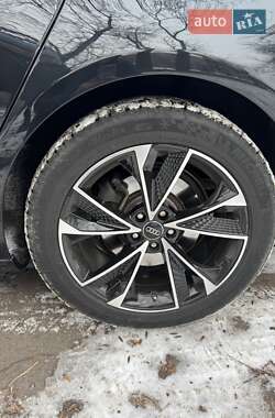Седан Audi A8 2013 в Кривом Роге
