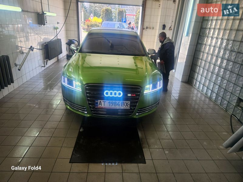 Седан Audi A8 2005 в Яремче