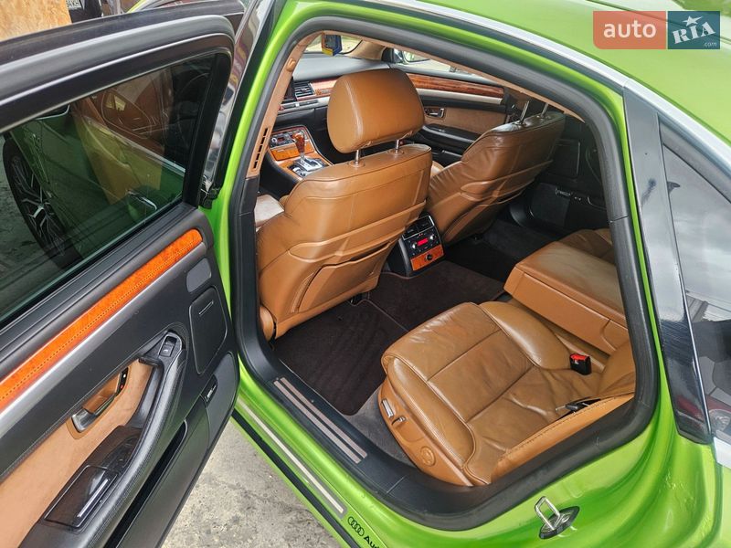 Седан Audi A8 2005 в Яремче
