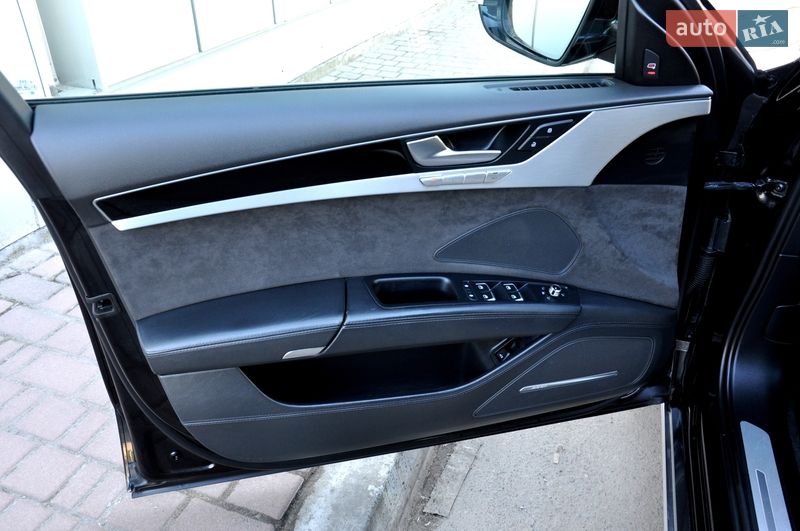 Седан Audi A8 2013 в Львові