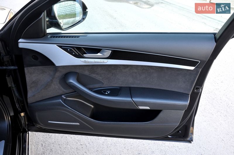 Седан Audi A8 2013 в Львові