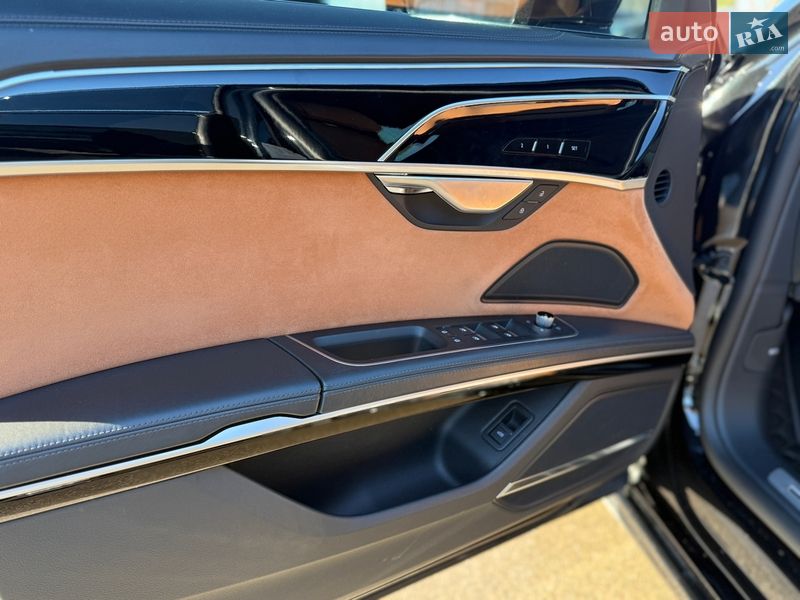 Седан Audi A8 2022 в Киеве