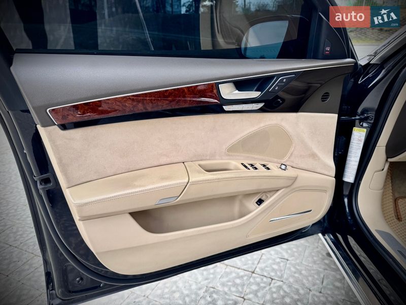 Седан Audi A8 2013 в Львове