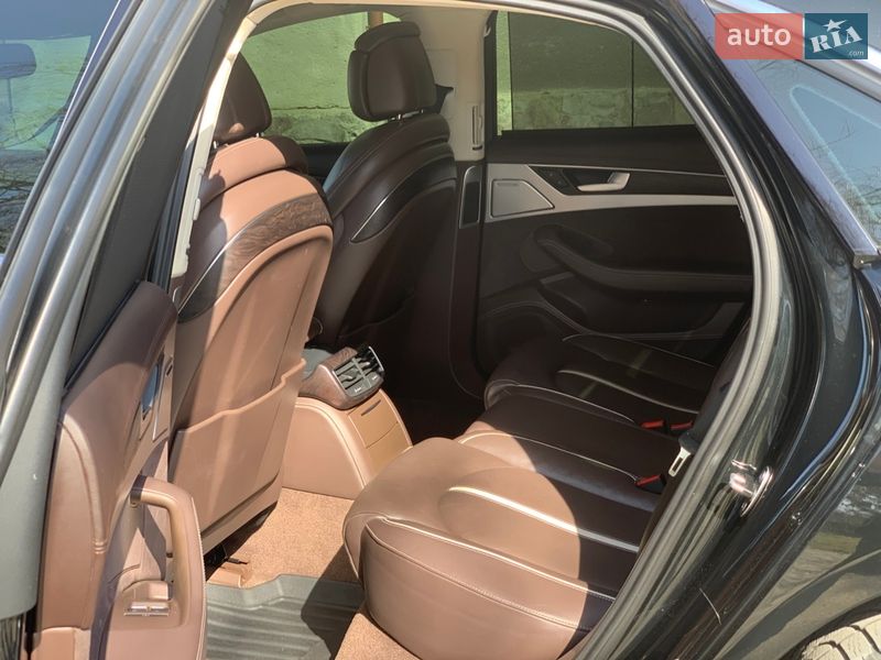 Седан Audi A8 2012 в Черновцах