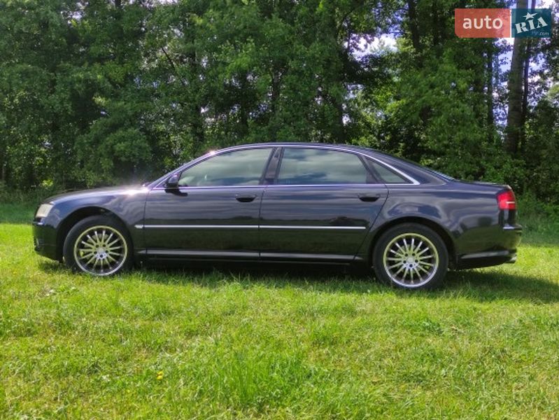 Седан Audi A8 2004 в Зенькове