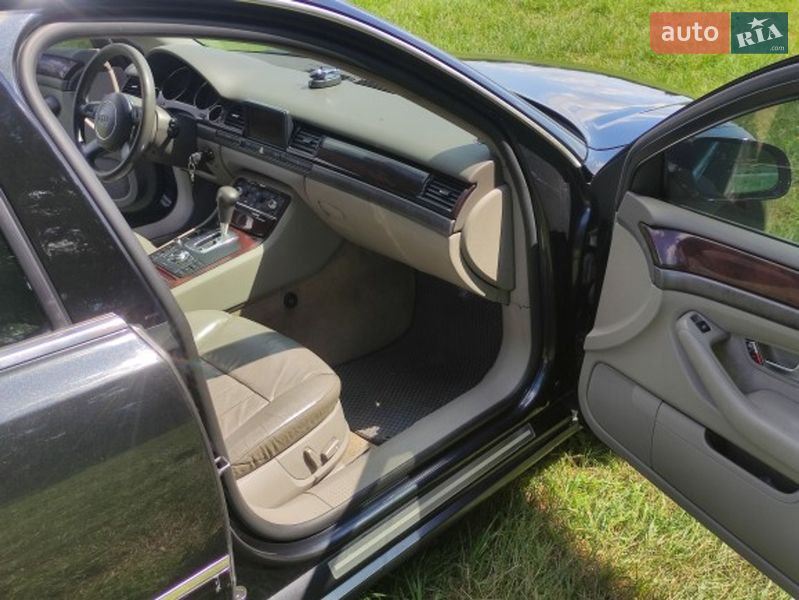 Седан Audi A8 2004 в Зенькове