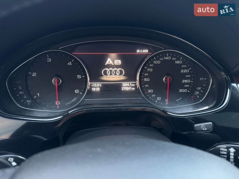 Седан Audi A8 2012 в Вараші