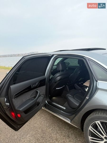 Седан Audi A8 2015 в Одесі