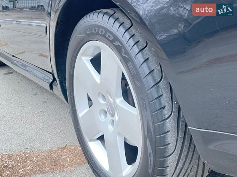 Седан Audi A8 2004 в Днепре