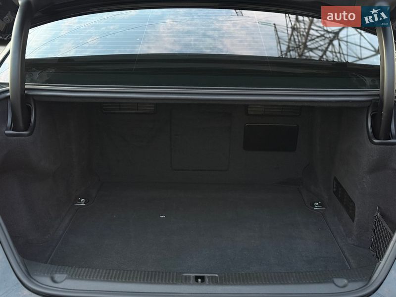 Седан Audi A8 2017 в Харкові