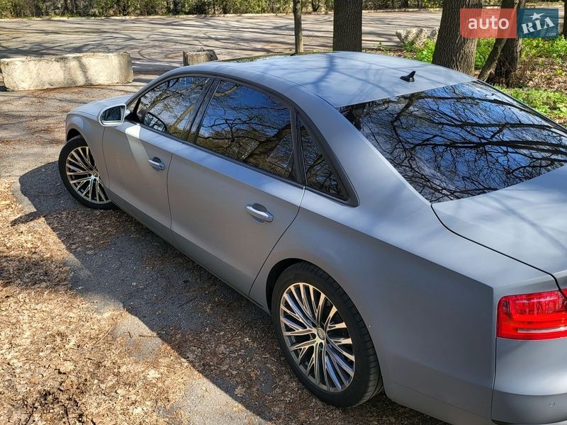 Седан Audi A8 2012 в Знаменке