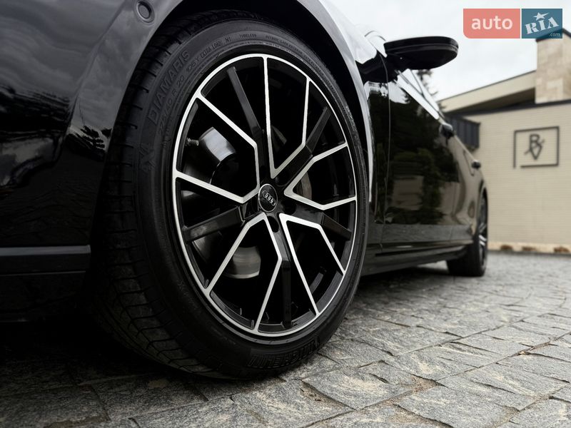 Седан Audi A8 2021 в Львове