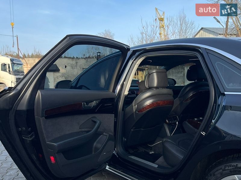 Седан Audi A8 2013 в Костополе