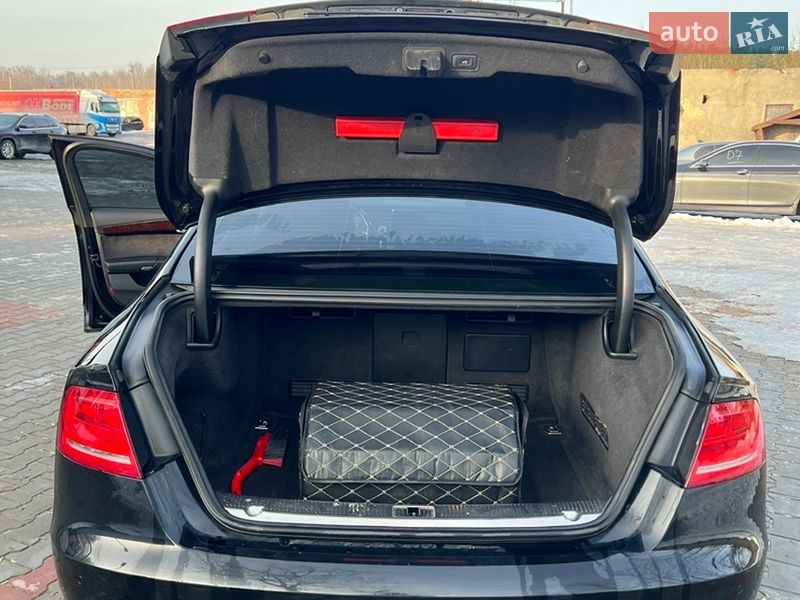 Седан Audi A8 2013 в Костополе