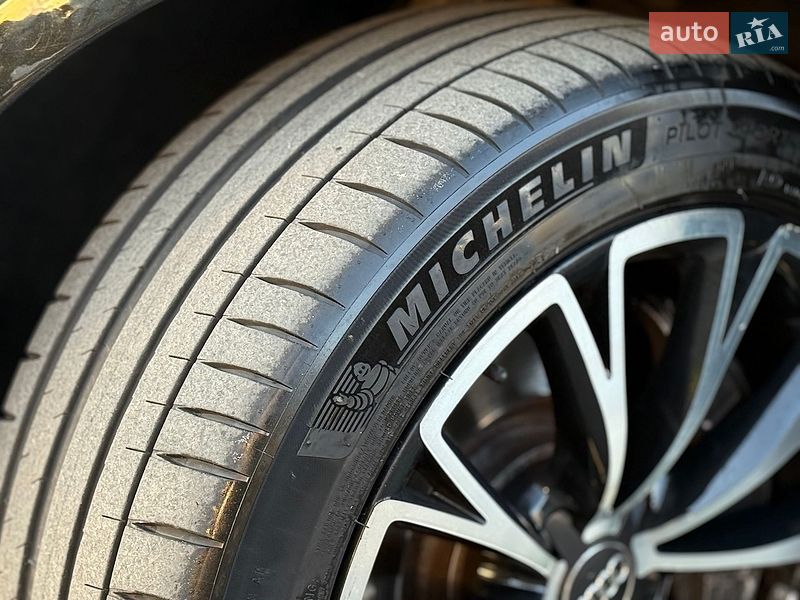 Седан Audi A8 2014 в Киеве