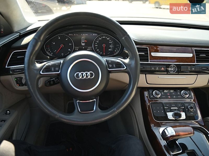 Седан Audi A8 2010 в Ровно
