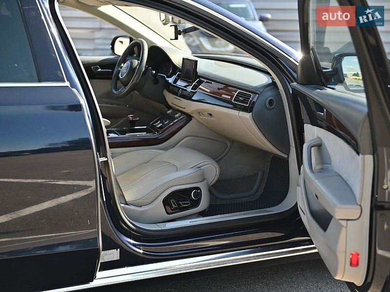 Седан Audi A8 2010 в Ровно
