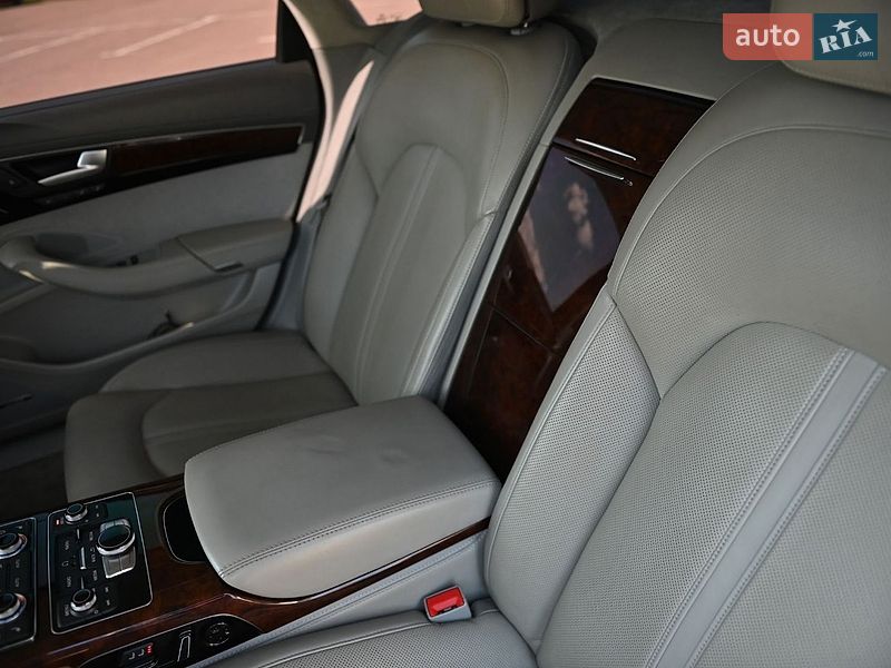 Седан Audi A8 2010 в Ровно