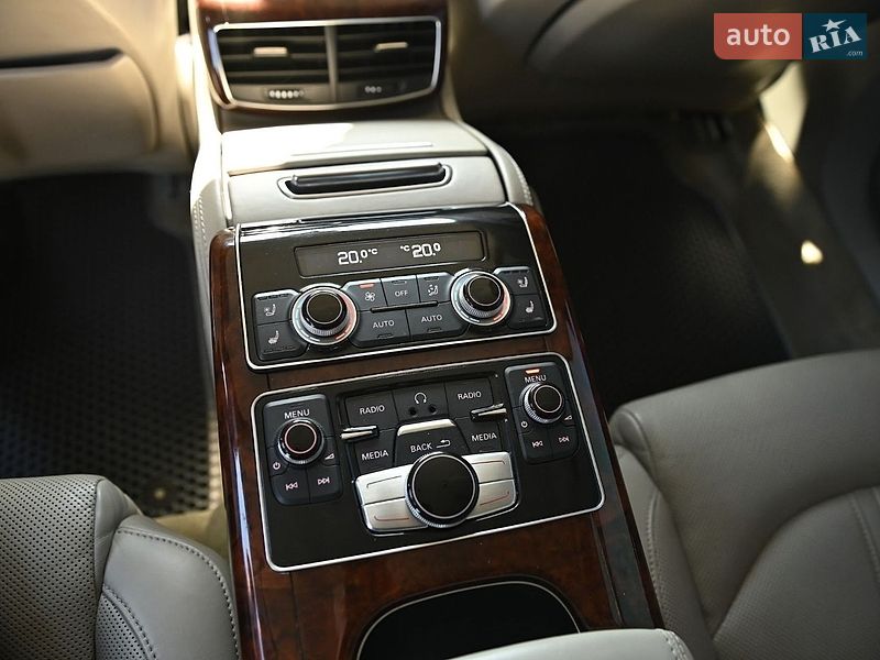 Седан Audi A8 2010 в Ровно