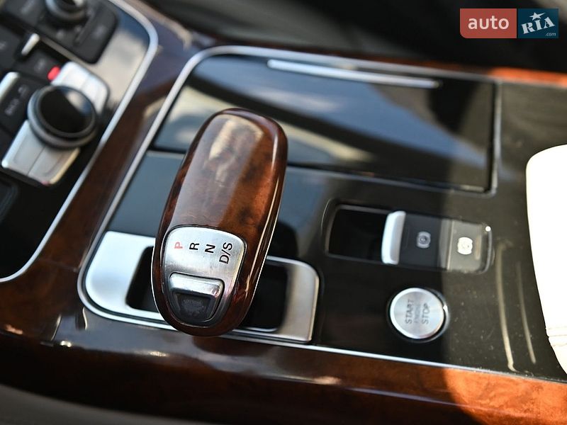 Седан Audi A8 2010 в Ровно