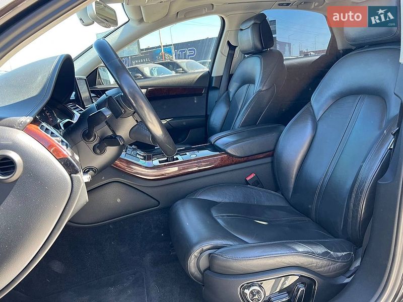 Седан Audi A8 2012 в Львові