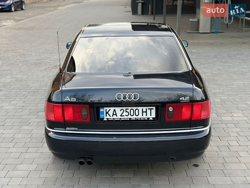 Седан Audi A8 2000 в Староконстантинове
