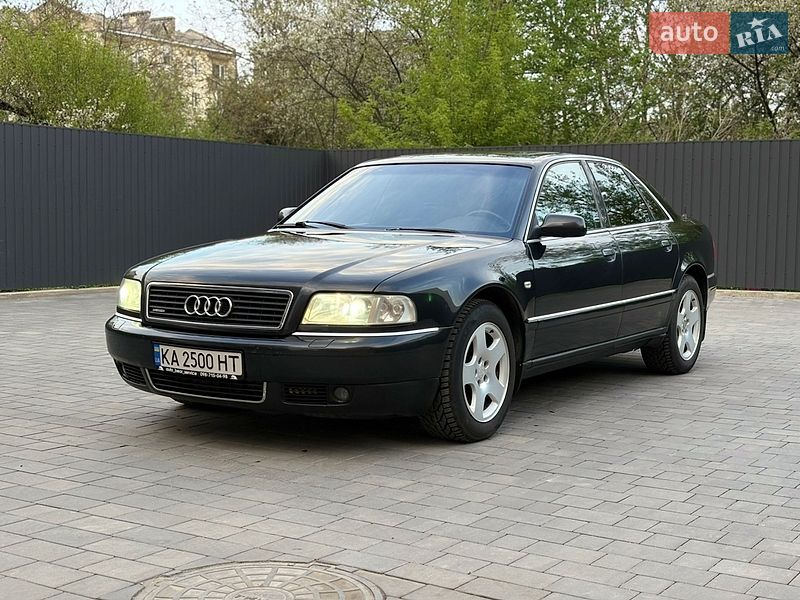 Седан Audi A8 2000 в Староконстантинове
