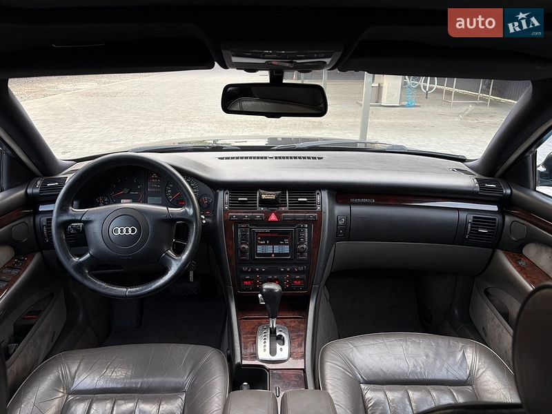 Седан Audi A8 2000 в Староконстантинове