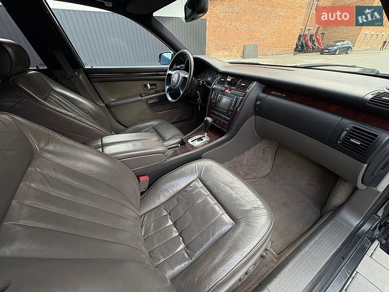 Седан Audi A8 2000 в Староконстантинове